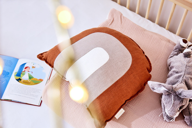 Cojín Arcoíris en Lino Caramelo