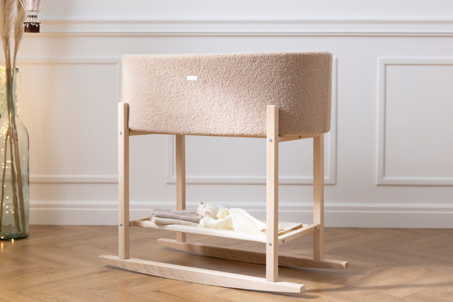 Moseskorb Bouclé mit Ständer – Cappuccino