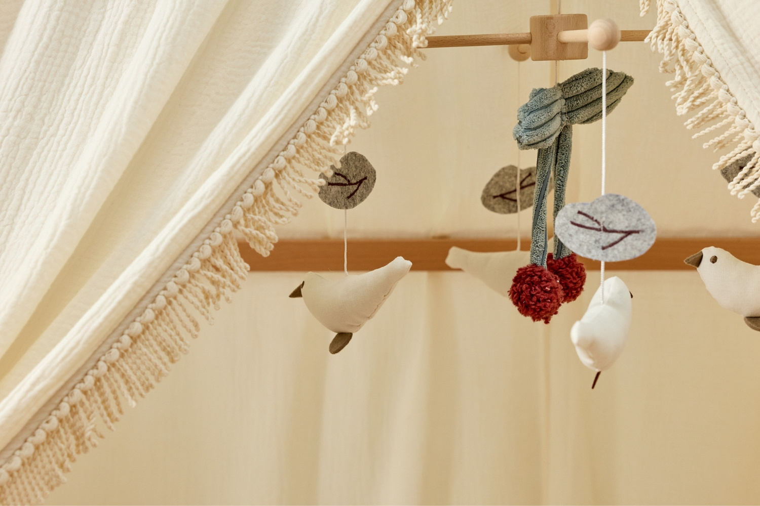 - Mobile Musical Oiseaux et Cerises - Blanc (Mon Lit Cabane) - Image 1