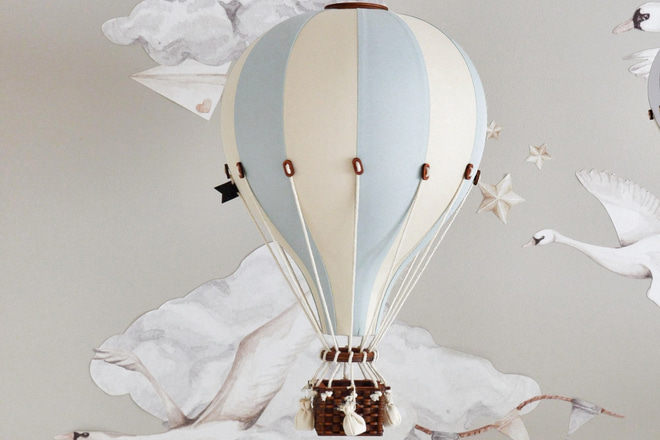 Blau und Ecru Heißluftballon