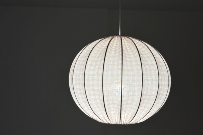 Abat-jour boule en mousseline crème