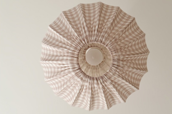 Abat-jour boule en mousseline crème