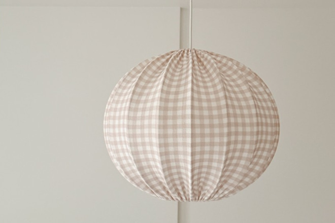 Abat-jour boule en mousseline crème