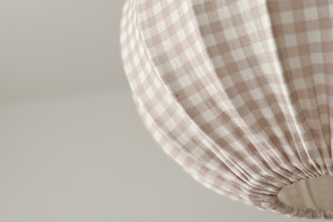 Abat-jour boule en mousseline crème