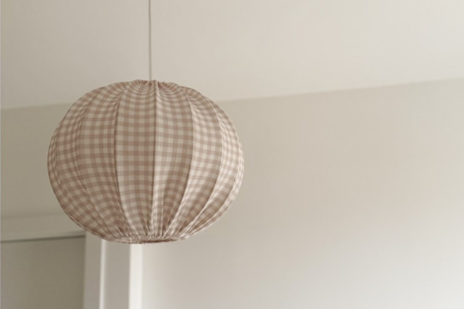 Abat-jour boule en mousseline crème