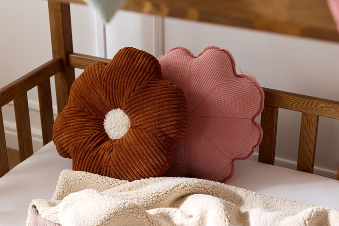 Coussin Marguerite en Velours Côtelé – Cannelle