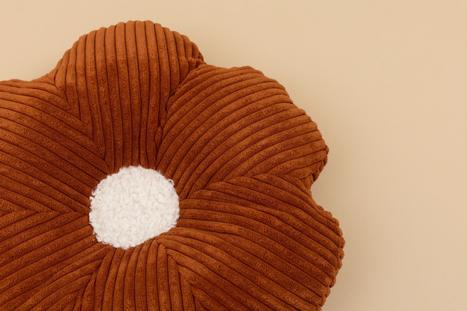 Almofada Marguerite em Veludo Canelado – Canela