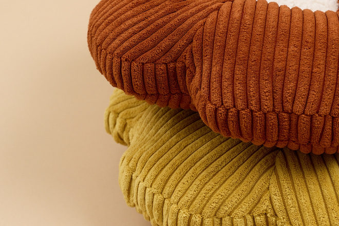 Coussin Marguerite en Velours Côtelé – Jaune