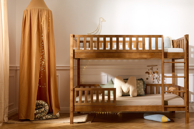 Cielo de Cama de Muselina Ocre Con Lunares Dorados