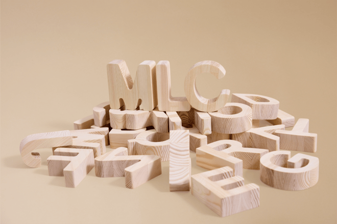 Conjunto de letras em madeira