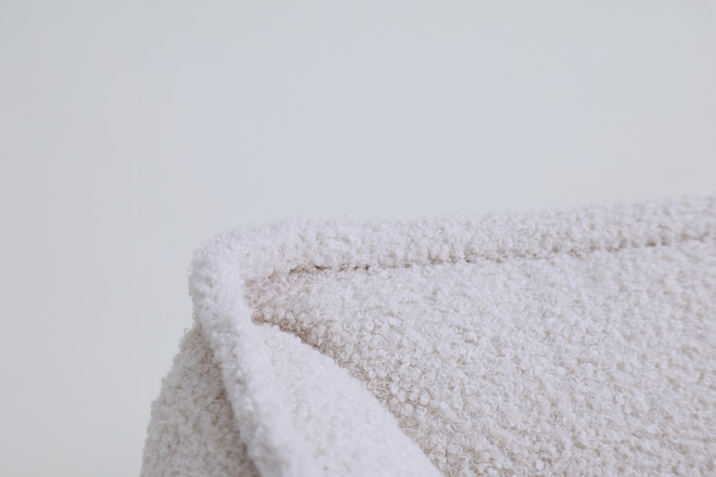 Léo Premium Rechteckiges Bouclé-Körbchen – Ecru