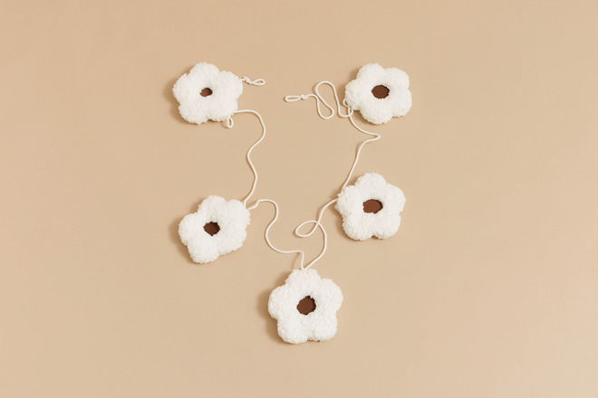 Girlanda Kopretiny Bouclé – Ecru