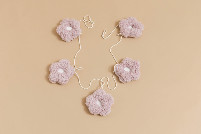 Boucle Daisies Garland - Pink