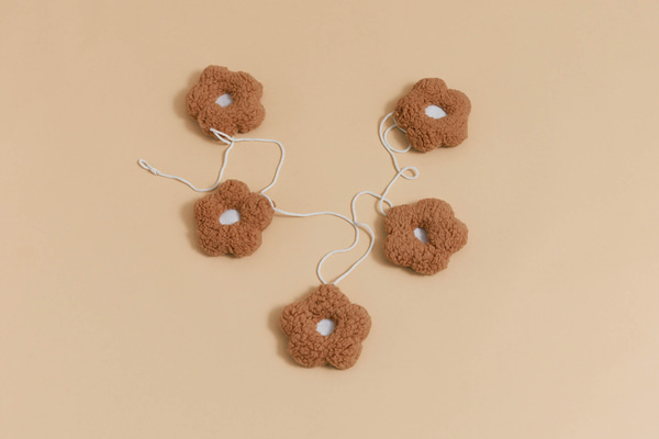 Girlanda Kopretiny Bouclé – Karamel
