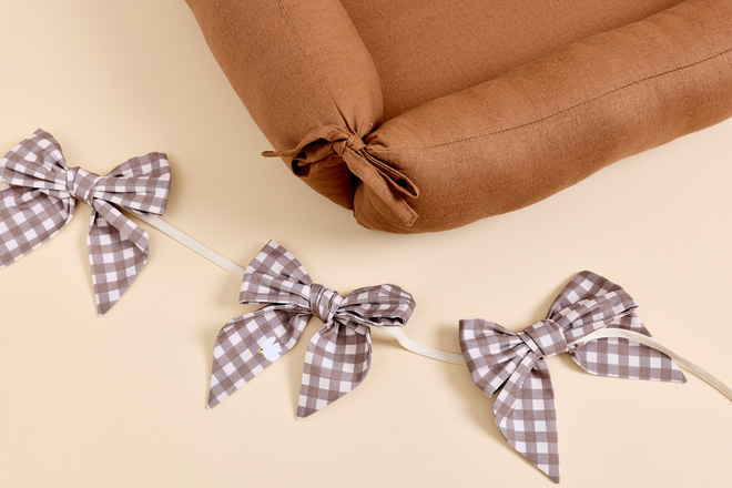 Linen Baby Nest Reducer - Chocolate