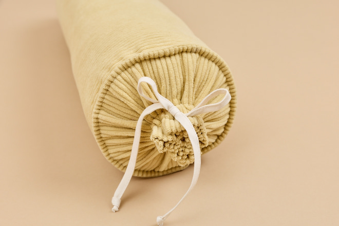 Nackenrolle Cordkissen - Blassgelb