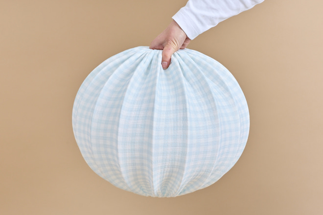 Kugel-Lampenschirm aus Musselin Vichy - Himmelblau