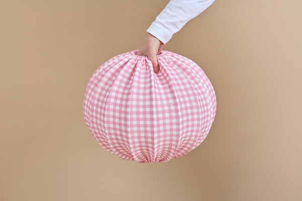 Kulaté stínidlo z mušelínu Vichy – Růžová