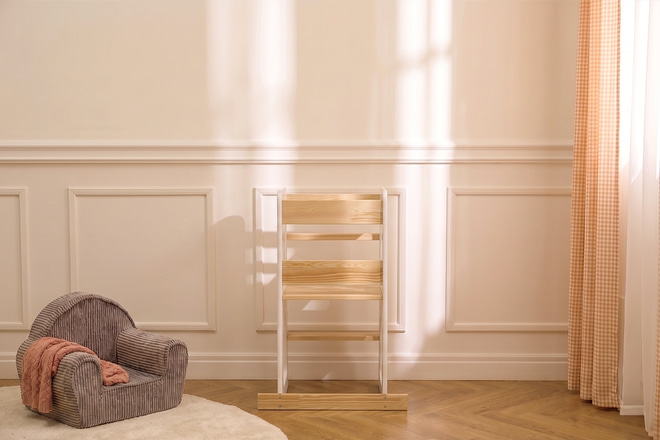 Montessori učební věž Kitchen Helper – přírodní dřevo a bílá