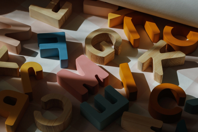 Conjunto de letras de madera