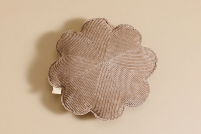 Polštář Fleur ze žebrovaného sametu Cappuccino
