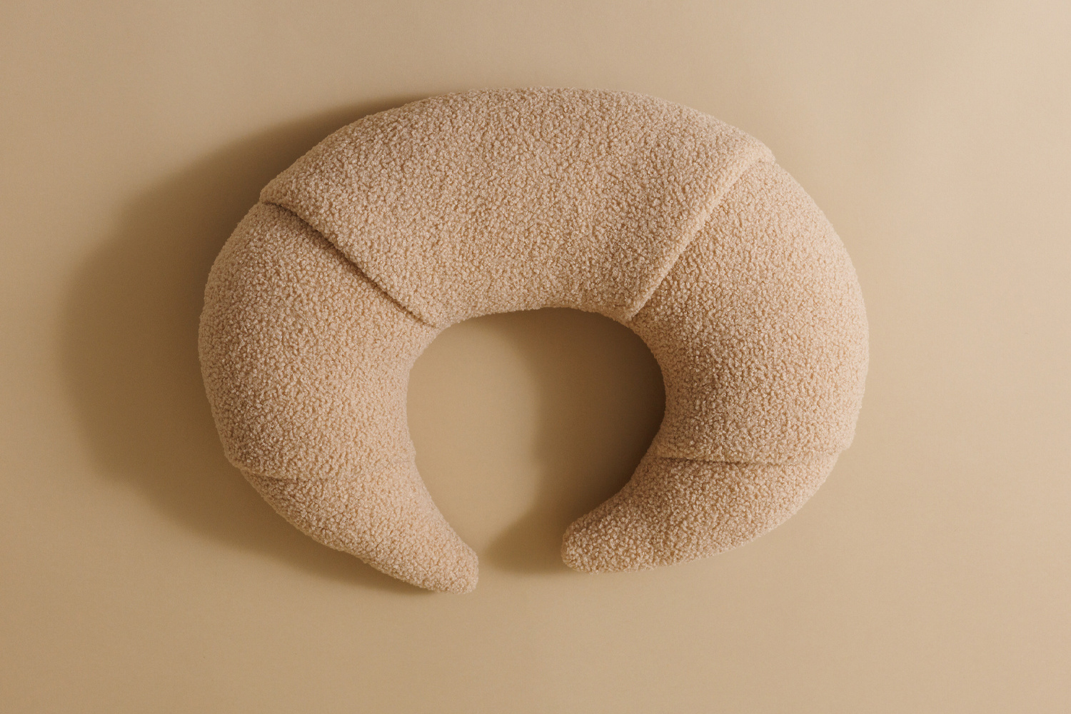 - Coussin d'Allaitement Croissant Bouclé - Chocolat - Marron (Mon Lit Cabane) - Image 1