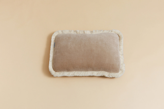 Rechteckiges Velour-Kissen mit Fransen - Cappuccino