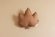 Coussin Feuille d’Érable en Lin Chocolat