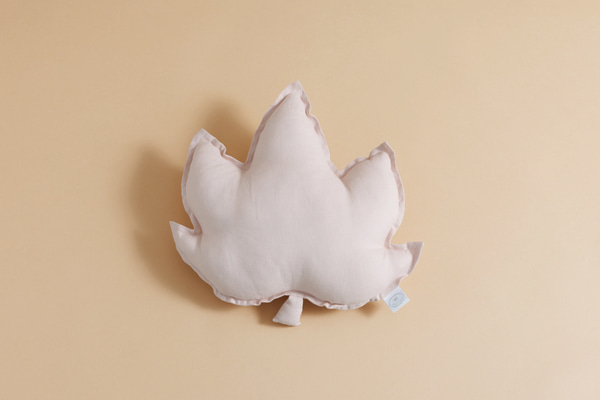 Coussin Feuille d’Érable en Lin Rose Poudré