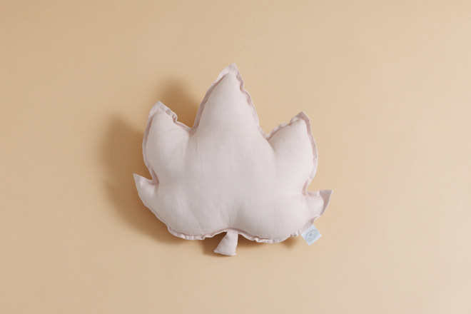 Coussin Feuille d’Érable en Lin Rose Poudré