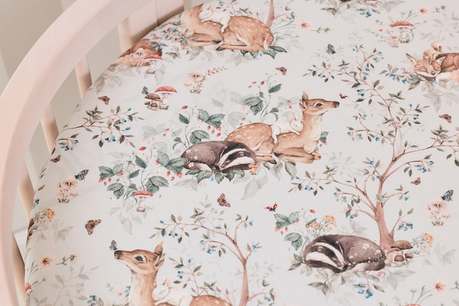Malé prostěradlo s gumou pro oválnou evoluční postýlku - Woodland Dreams