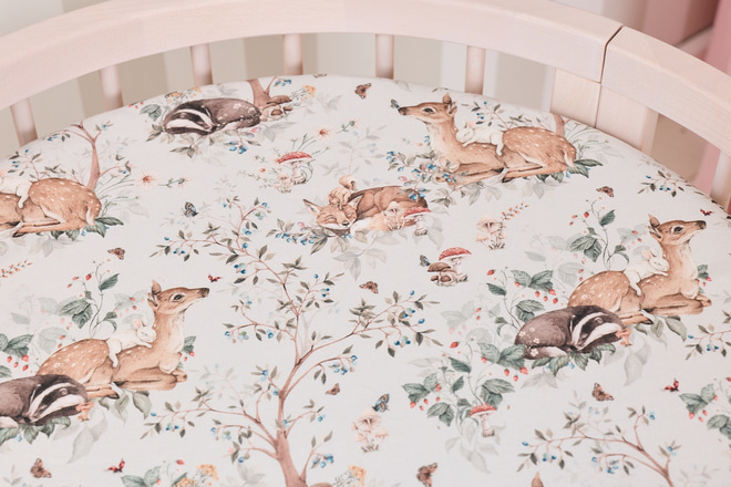 Malé prostěradlo s gumou pro oválnou evoluční postýlku - Woodland Dreams