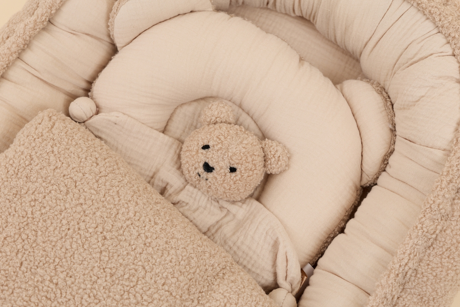 - Réducteur de Lit Bouclé - Cappuccino Set - Marron (Mon Lit Cabane) - Image 9