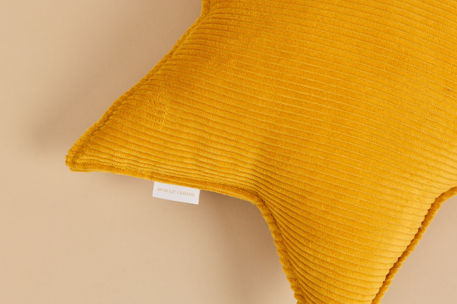 Almofada de Veludo Cotelê Estrela Amarelo