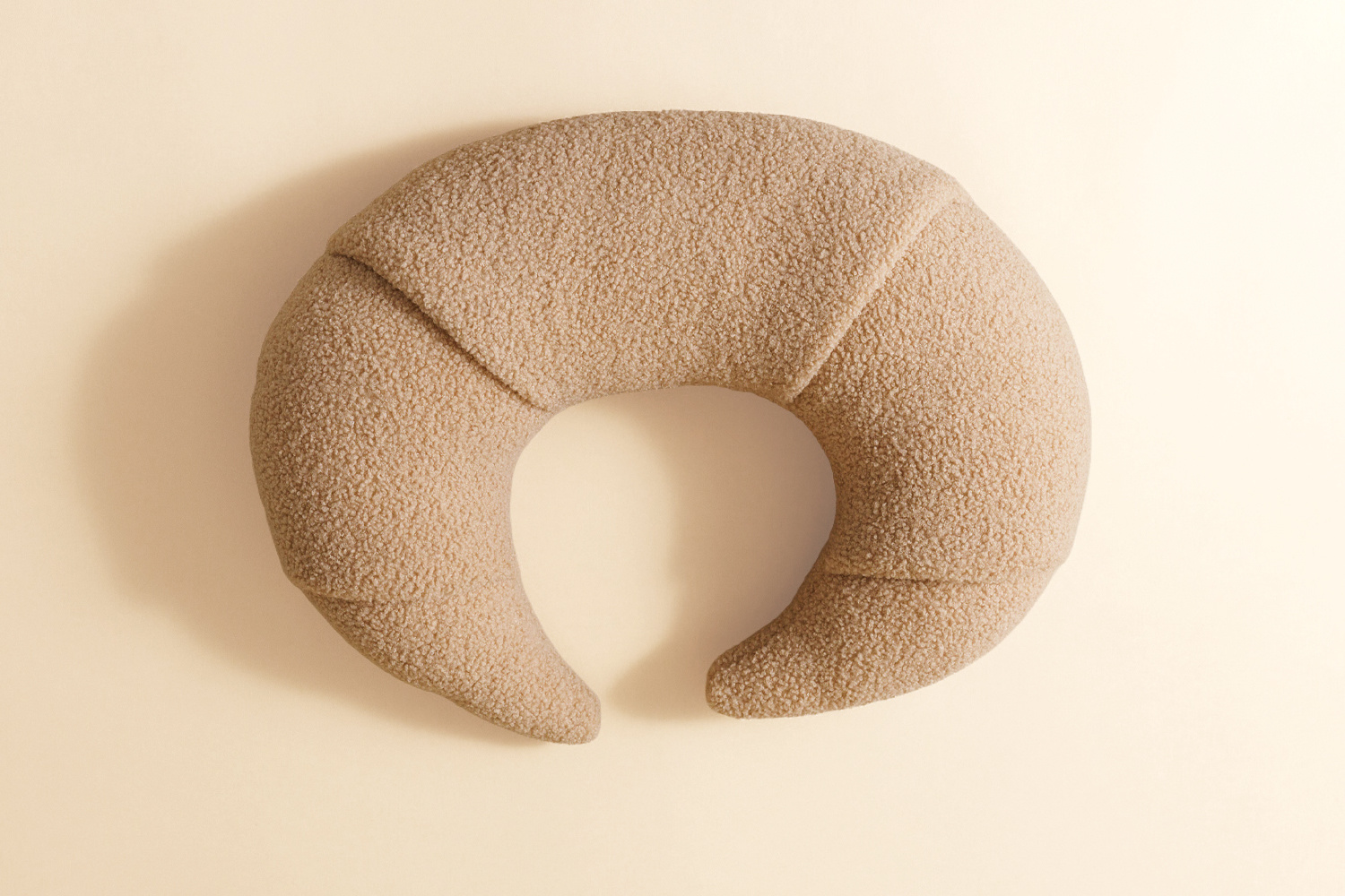 - Coussin d'Allaitement Croissant Bouclé - Chocolat - Marron (Mon Lit Cabane) - Image 1