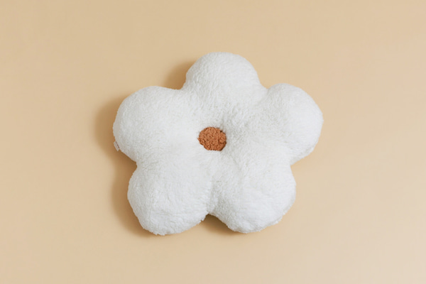 Gänseblümchen Bouclé Kissen – Weiß