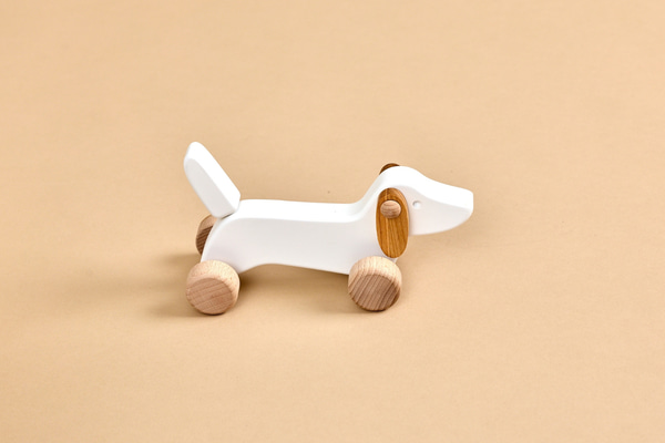 Cão Teckel de madeira com rodas – Branco