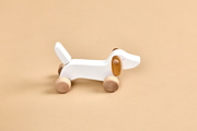 Cão Teckel de madeira com rodas – Branco