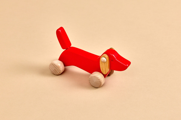 Cão Teckel de madeira com rodas – Vermelho