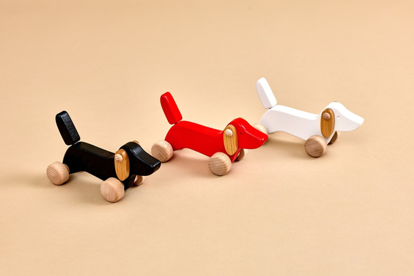 Perro Teckel de madera con ruedas – Blanco