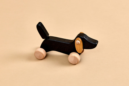 Chien Teckel en bois sur roues - Noir