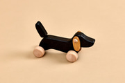 Perro Teckel de madera con ruedas – Negro
