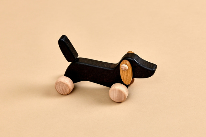 Cão Teckel de madeira com rodas – Preto