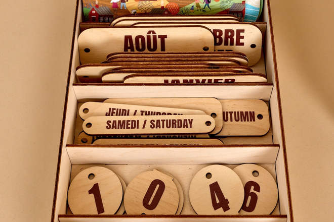 Дървен календар Монтесори на френски и английски език - 6