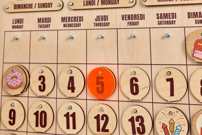 Calendrier Montessori Français-Anglais en Bois - 10