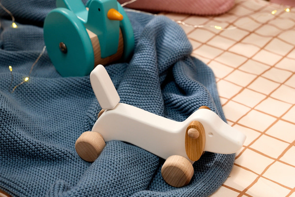 Juguete de madera – Perro Teckel Blanco - 2