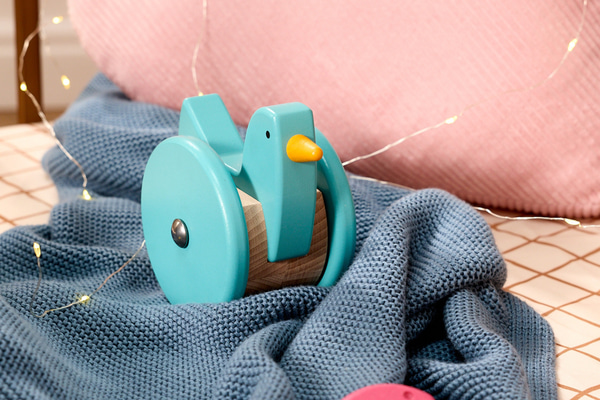 Drewniana zabawka – bujająca się kurka, niebieska - 2