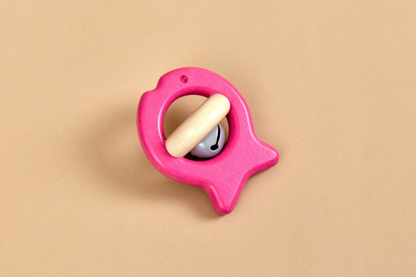 Drewniana zabawka – grzechotka rybka, różowa - 1