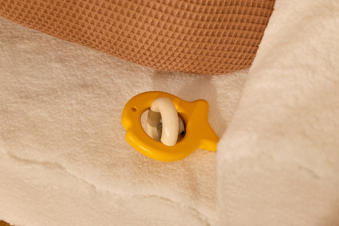 Jucărie din lemn, zornăitoare în formă de pește - Galbenă - 3