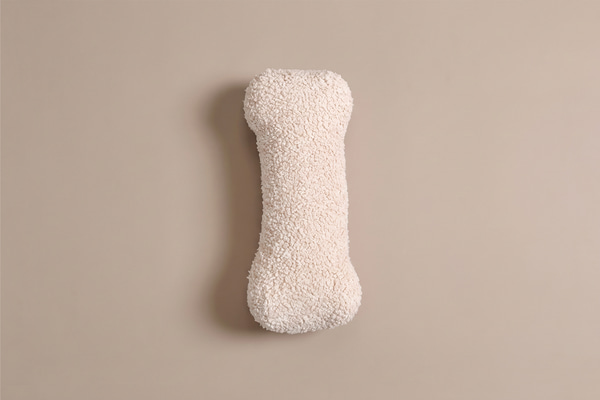 I raidės pagalvėlė – vanilės spalvos Bouclé - 1